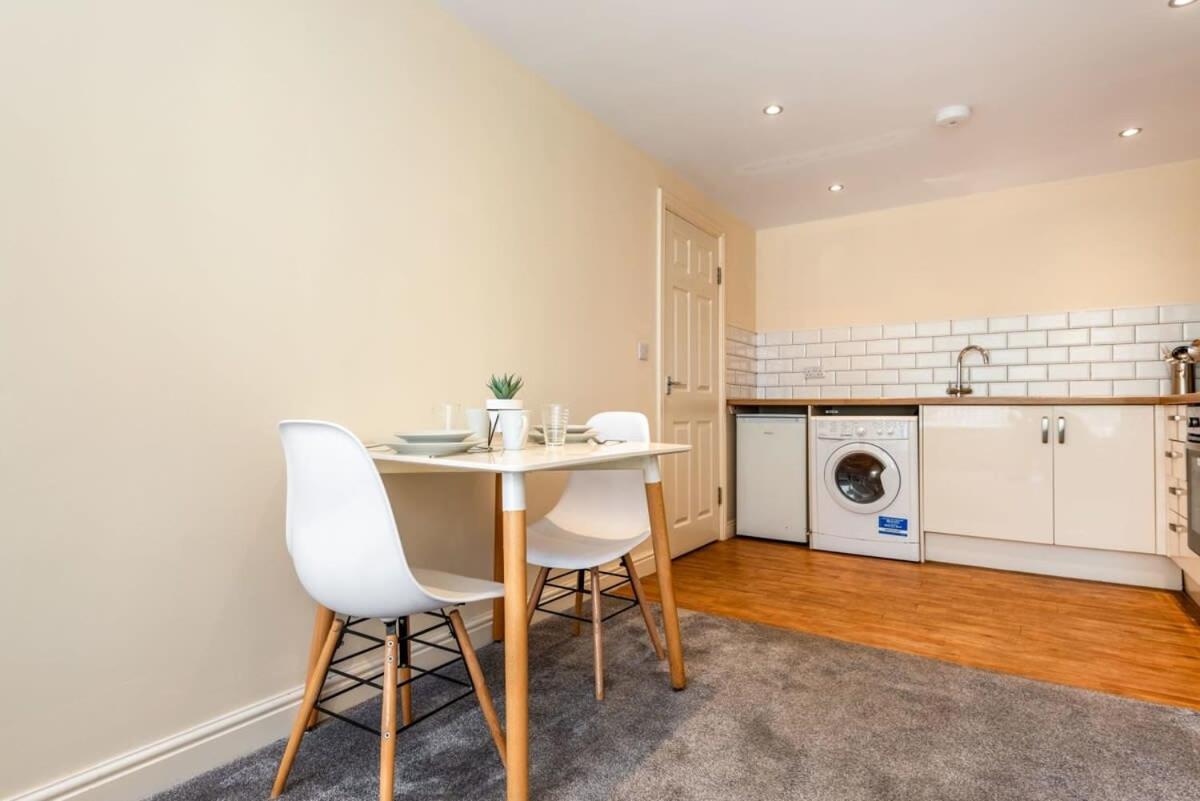 Bright 1 Bedroom Budget Flat In Central Pontefract Bagian luar foto