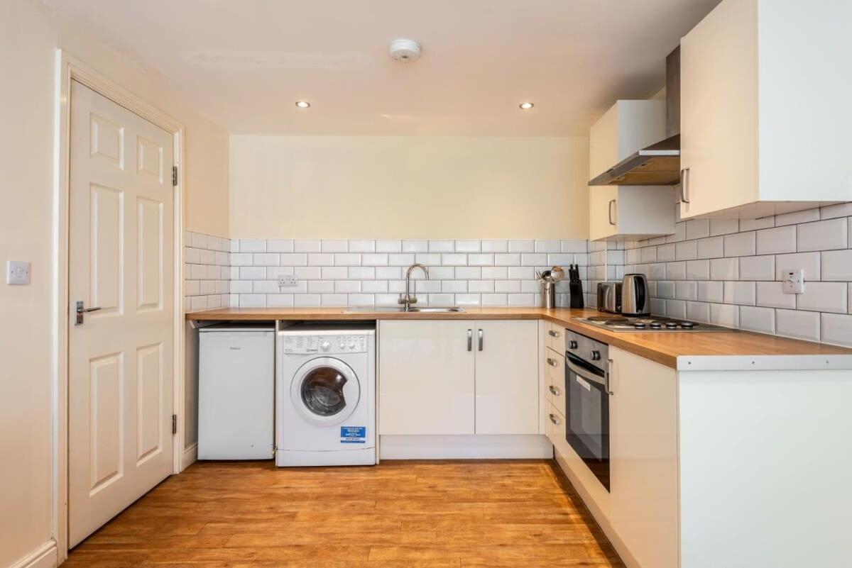 Bright 1 Bedroom Budget Flat In Central Pontefract Bagian luar foto