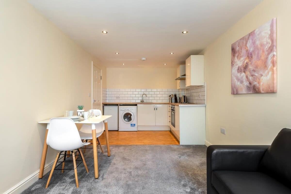 Bright 1 Bedroom Budget Flat In Central Pontefract Bagian luar foto