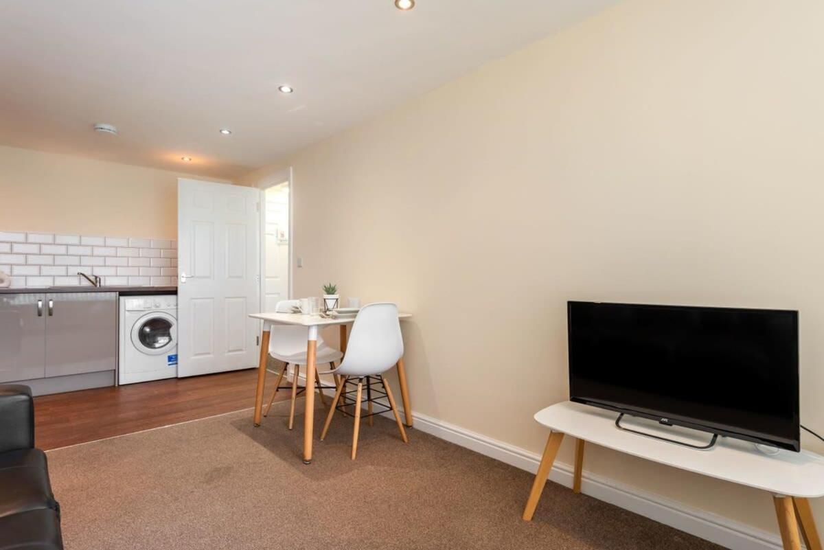 Bright 1 Bedroom Budget Flat In Central Pontefract Bagian luar foto