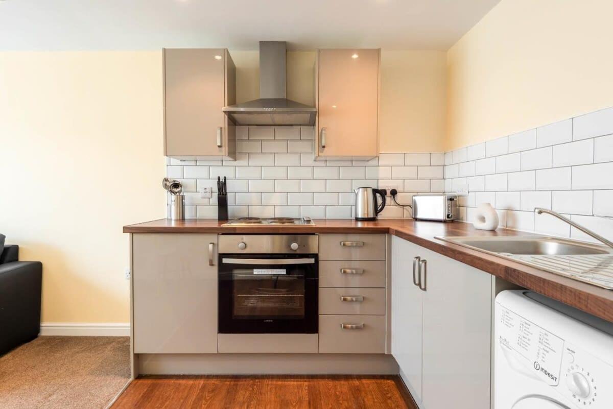 Bright 1 Bedroom Budget Flat In Central Pontefract Bagian luar foto