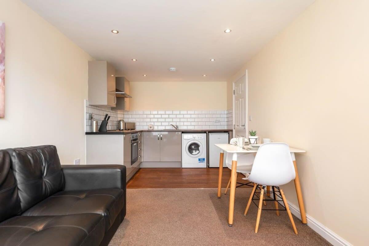 Bright 1 Bedroom Budget Flat In Central Pontefract Bagian luar foto